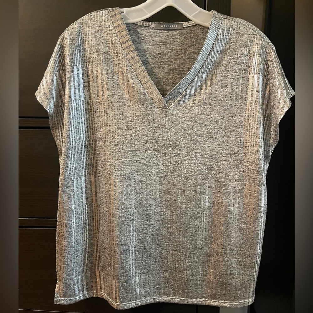 NWOT SUZY SHIER Metallic Silver V-Neck Top/Blouse, Size Medium